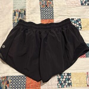 Lulu Lemon hotty hot shorts size 4 (2.5” length)